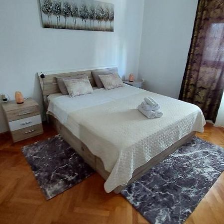 Novi studio apartman Emda u centru Splita, private parking Exterior foto