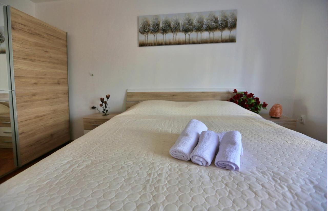 Novi studio apartman Emda u centru Splita, private parking Exterior foto