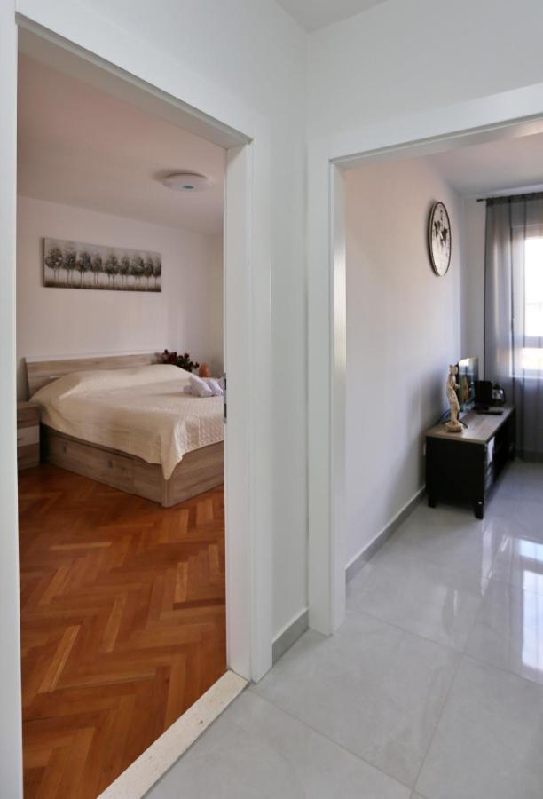 Novi studio apartman Emda u centru Splita, private parking Exterior foto