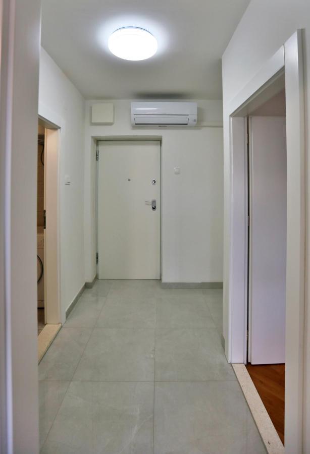 Novi studio apartman Emda u centru Splita, private parking Exterior foto
