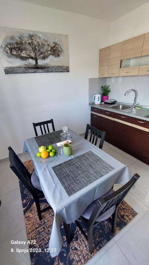Novi studio apartman Emda u centru Splita, private parking Exterior foto