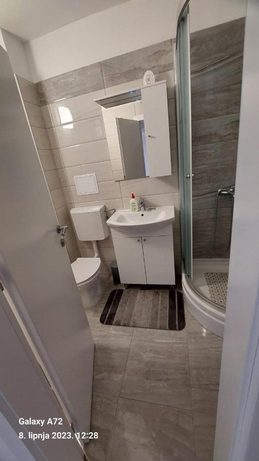 Novi studio apartman Emda u centru Splita, private parking Exterior foto