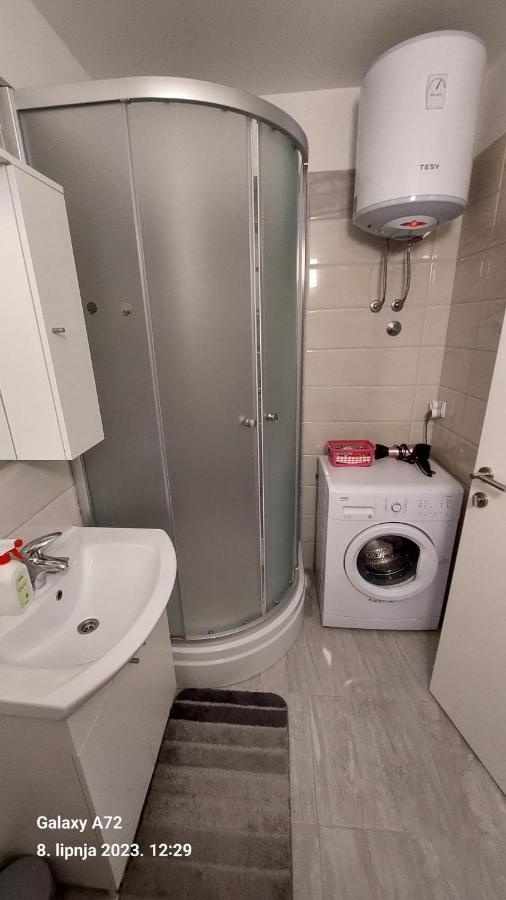 Novi studio apartman Emda u centru Splita, private parking Exterior foto